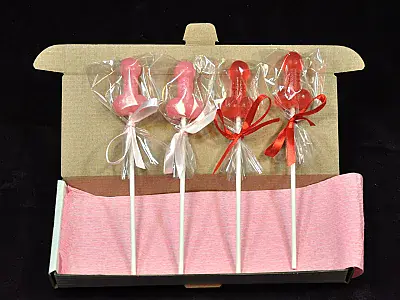 Četiri  mini Penisa na štapiću