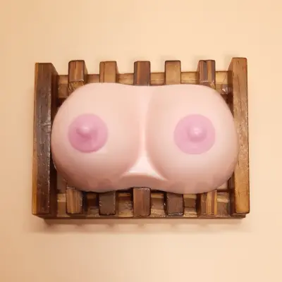 Grudi sapun. Bez + roze